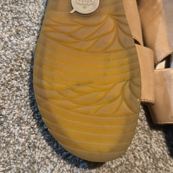 Born NWT Sandals Sling Back 10M Neutral Leather Comfort Vacation Travel Resort - Picture 10 of 13